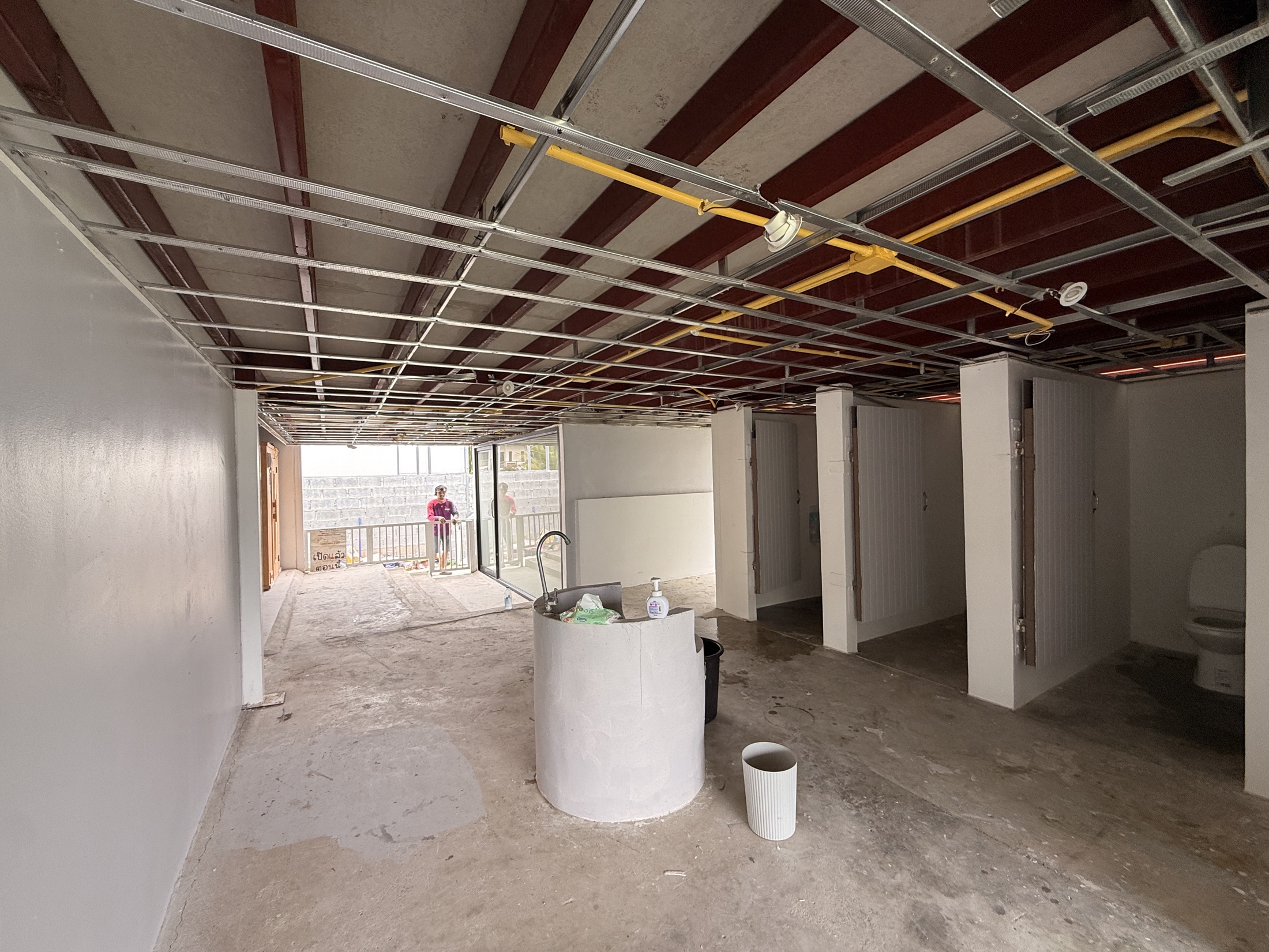 Roof-affected interior cluster after the ceiling and room clear-out